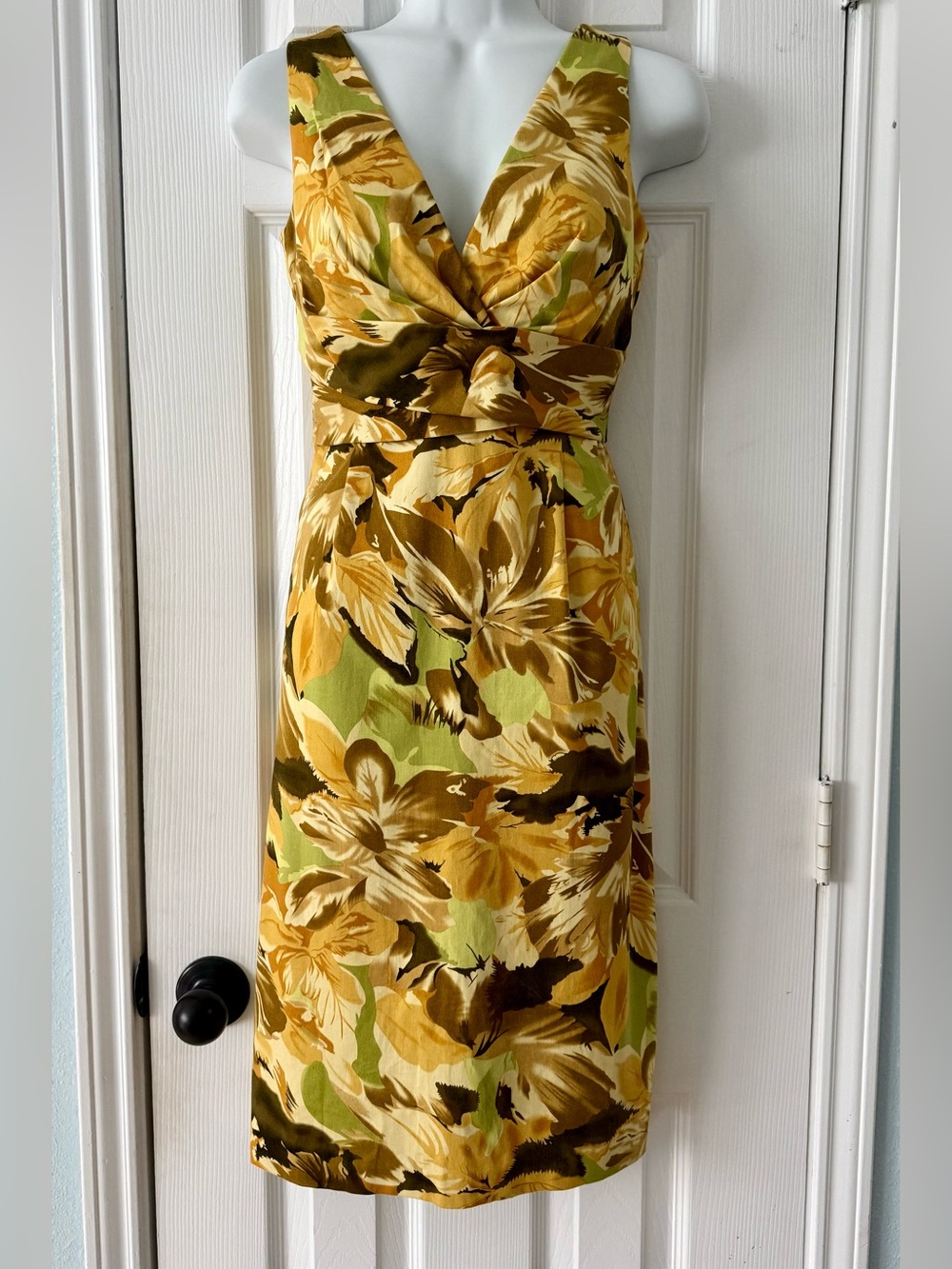 Donna Rico Sleeveless V-Neck Floral Midi Dress in Mustard Green Size 4